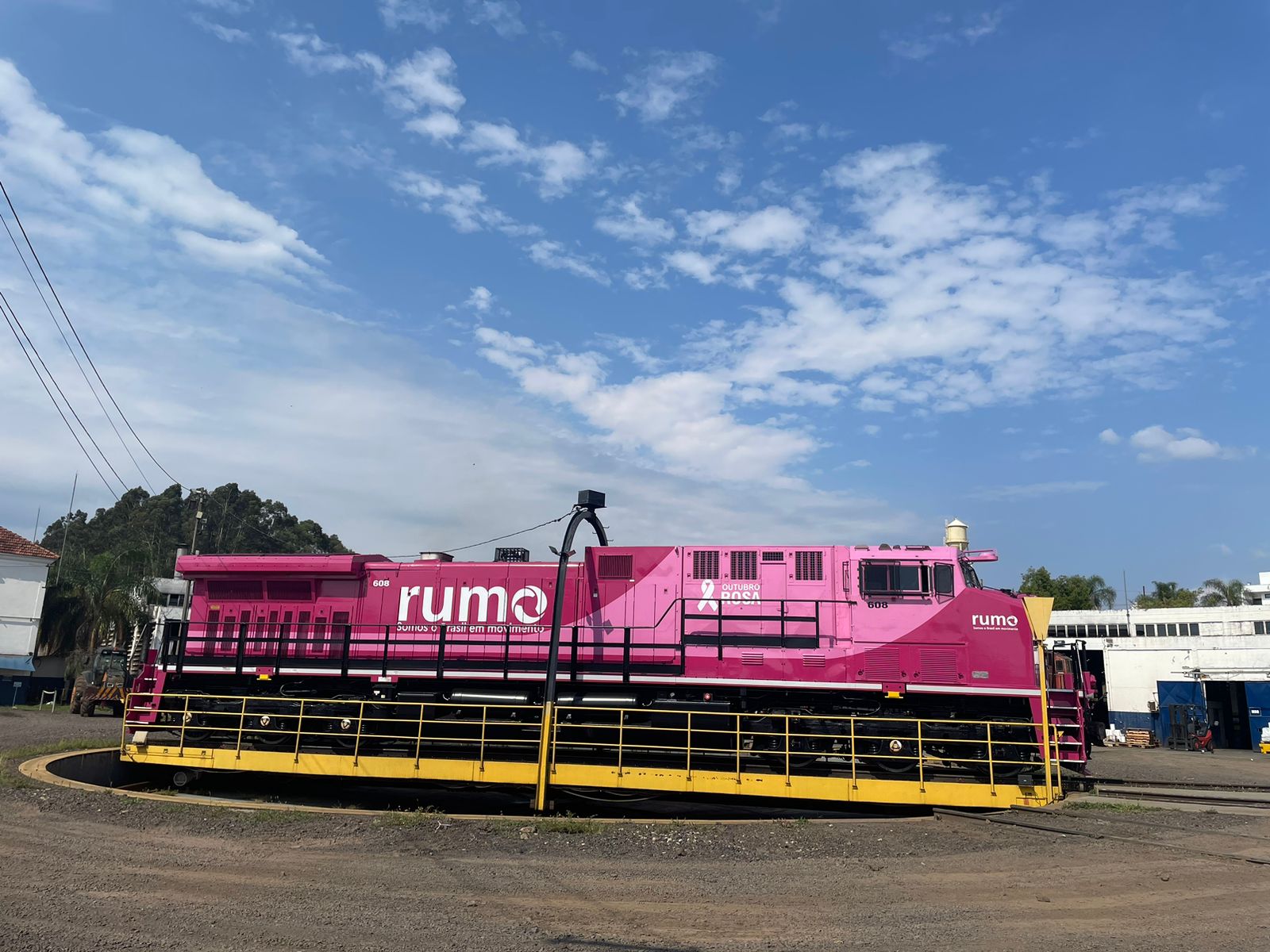Vagão de trem da Rumo pintado de rosa