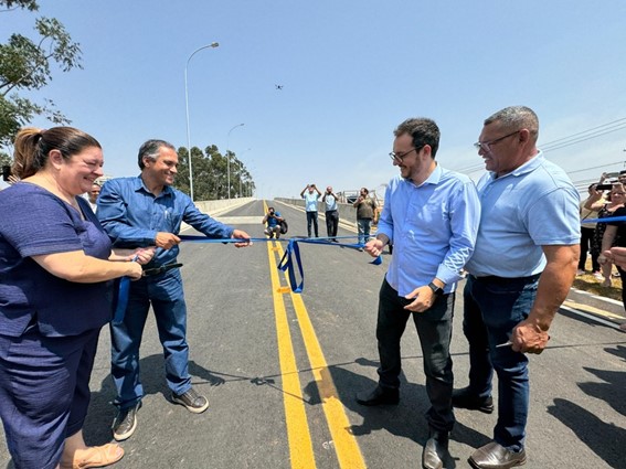 Grupo de pessoas cortando a faixa de inauguração do viaduto