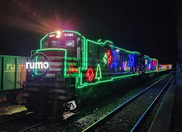 Locomotiva Rumo enfeitada com luzes coloridas de Natal