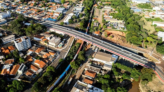 Vista aérea de Hortolândia (SP) mostrando o viaduto entregue pela Rumo